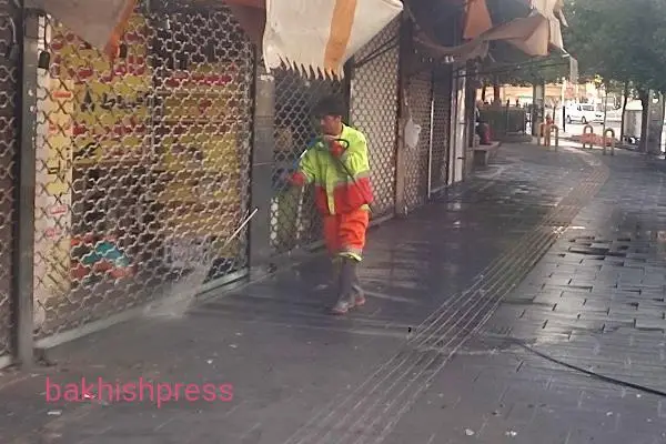 تنظیف و شست شوی روزانه بازار میوه فروشان در راسته کوچه