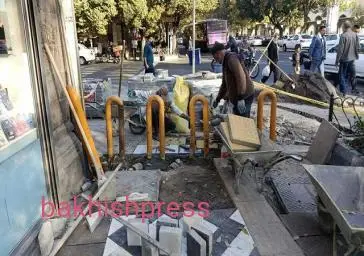 ادامه عملیات سنگفرش پیاده روهای خیابان امام خمینی